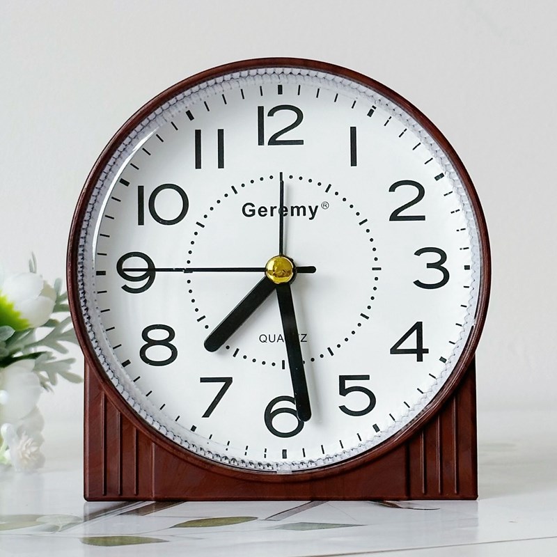 仿木纹复古圆形闹钟老人用大字摆台怀旧钟表极简创V意中式桌面台