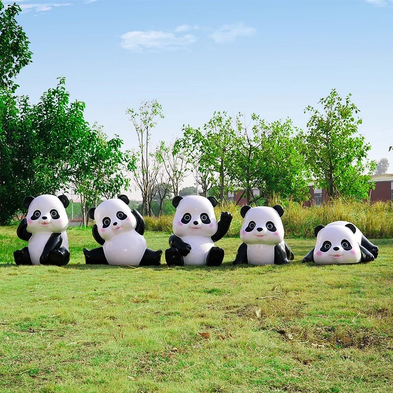 玻璃钢户外卡通熊猫雕塑小区草坪网红打J卡商场幼儿园装饰小品摆