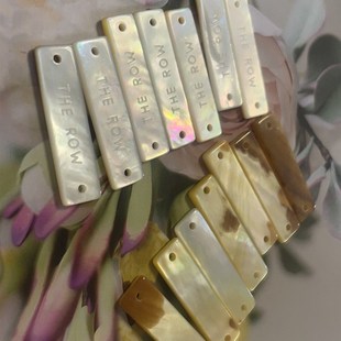 30*8mm白碟珍珠母贝 白色长条形刻字母 简约大气衣服饰品钮扣