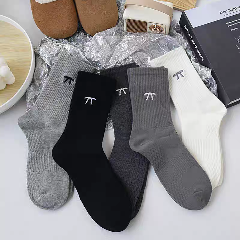 纯色黑白蝴蝶结秋季中筒袜室内