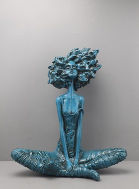 北欧简约卷发女孩人物树脂桌面摆件样板房家居玄关客厅创意工艺品