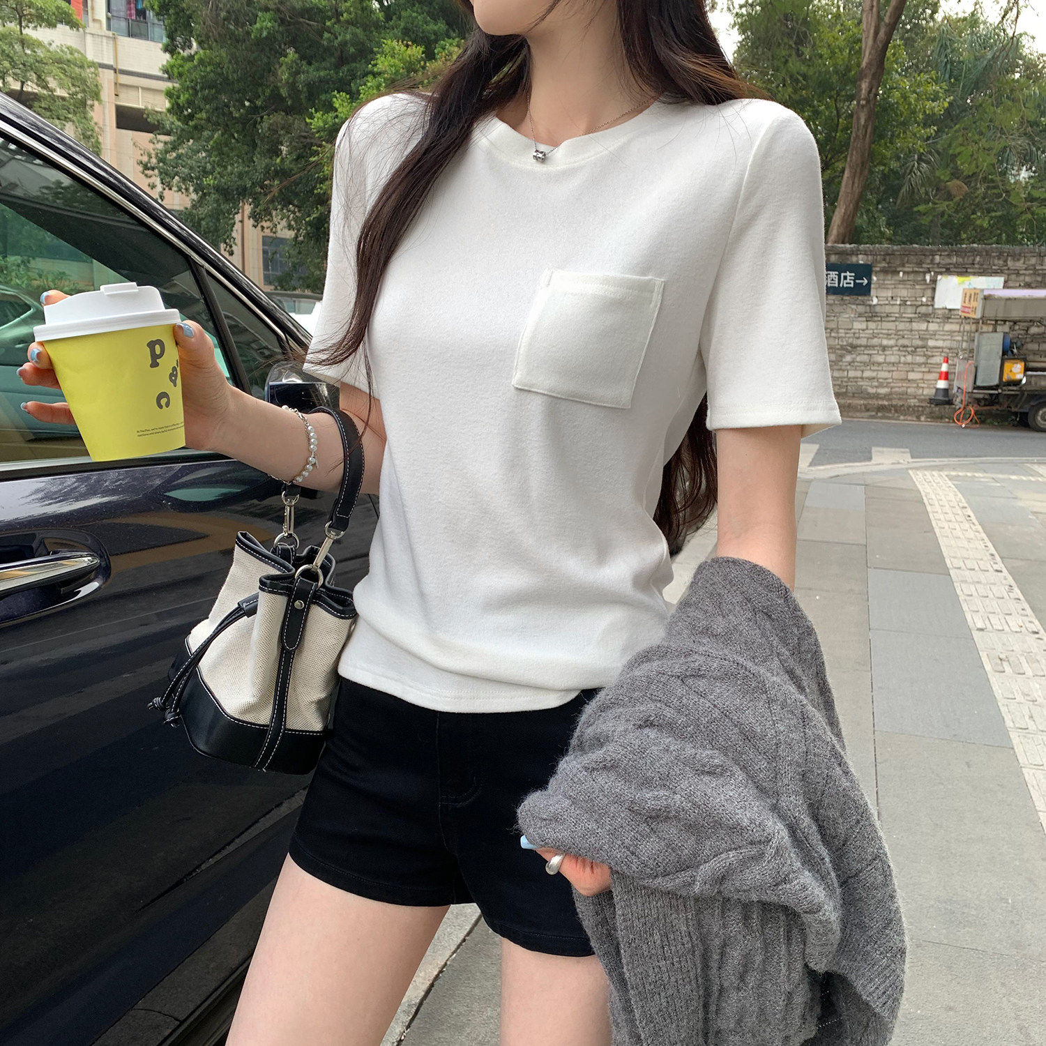 极简风口袋圆领短袖T恤女