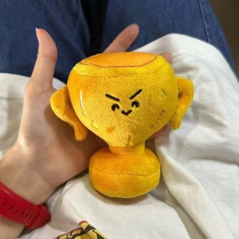 奖杯玩偶搞怪可爱奖杯毛绒书包挂饰创意生日礼物挂件钥匙扣纪念日图片