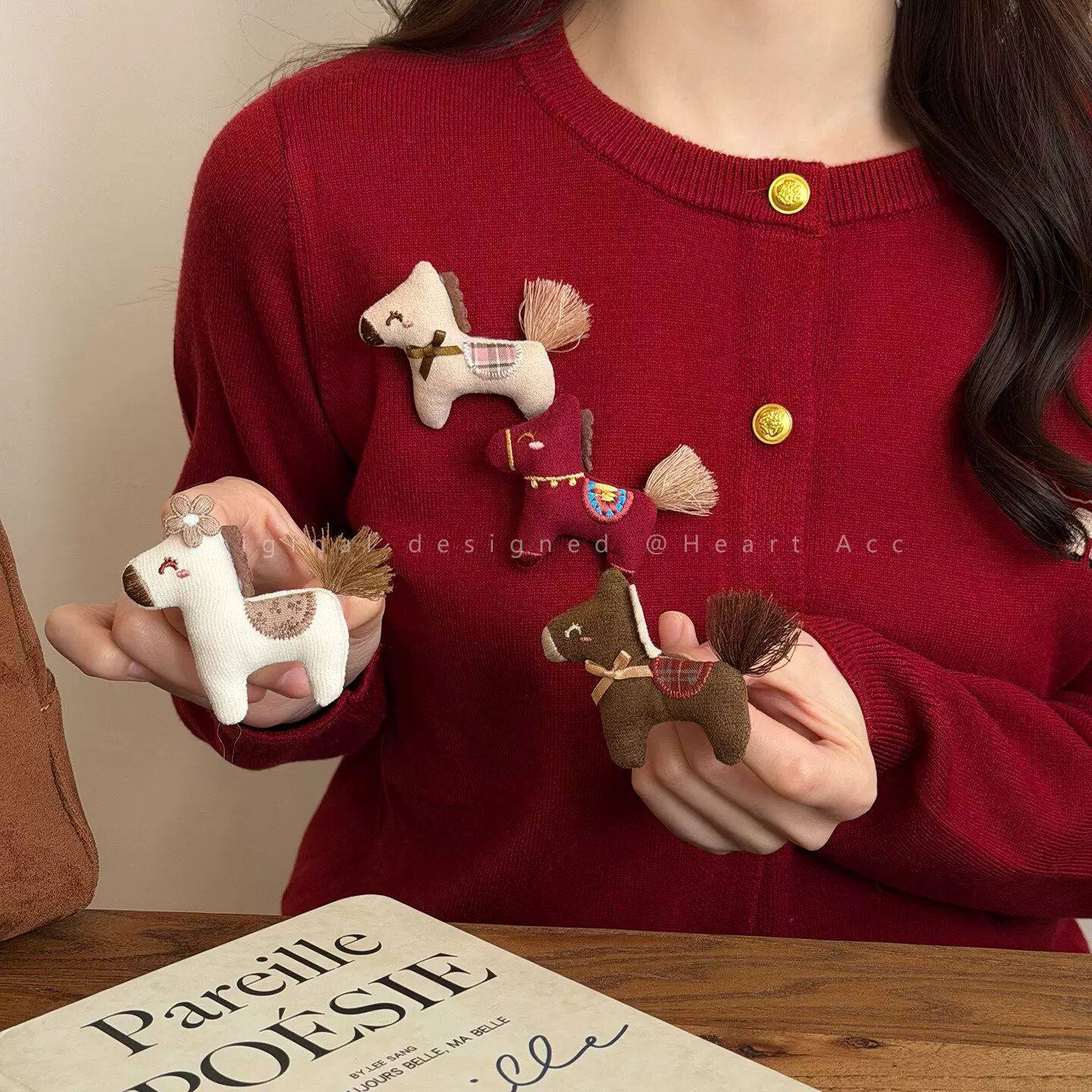 「马到成功」红色顺遂小马胸针女可爱玩偶本命年胸前装饰别针配饰,饰品/流行首饰/时尚饰品新,胸针,淘宝优惠券,粉丝福利购,淘宝优惠卷