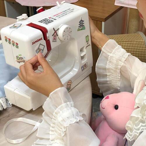 乐美汇联名电动小型缝纫机2025新款525贴纸款迷你型家用锁边衣车