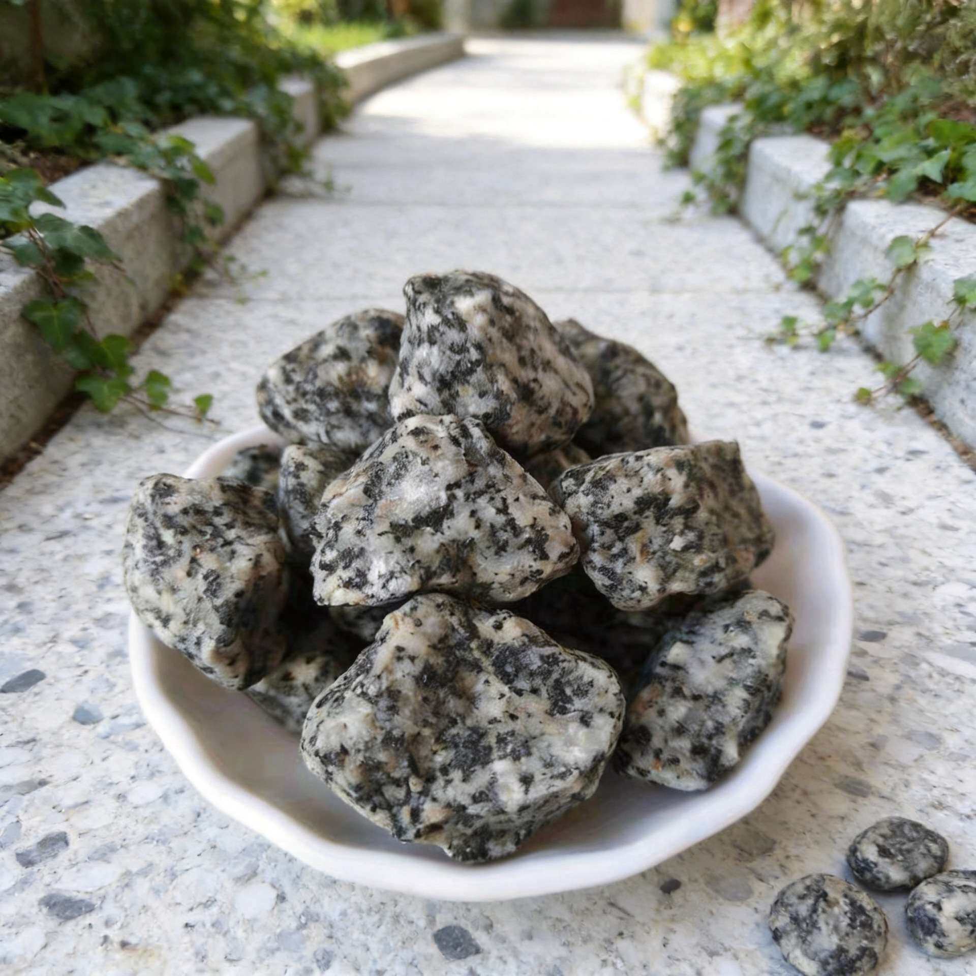 供应水磨石黑白花石子建筑碎石透水胶黏石芝麻灰石子黑白点鹅卵石