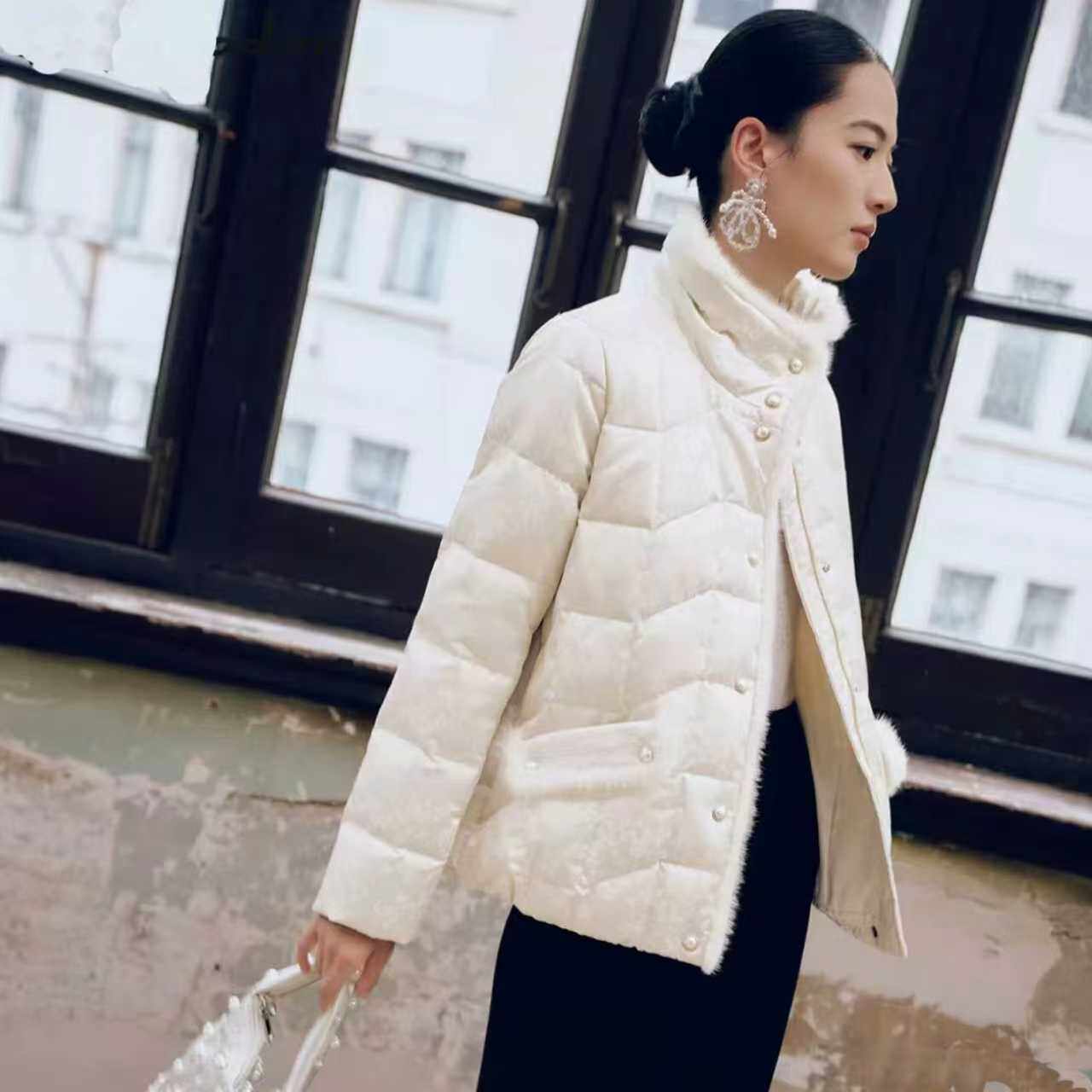 2025年拉珂新款冬季奢雅提花毛领白色短款立领珍珠扣淑女风羽绒服