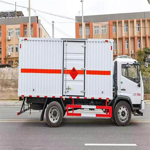 东风多利卡7易燃液体厢式车 6米5油漆涂料危险品运输车 大马力