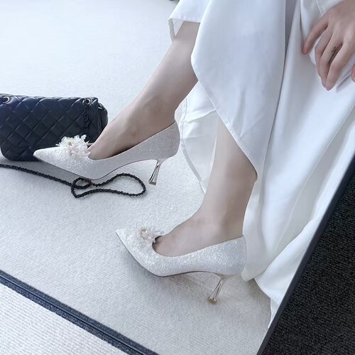 莹多姿2026f秋季法式白色亮片高跟鞋女浅口尖头花朵婚鞋新娘鞋