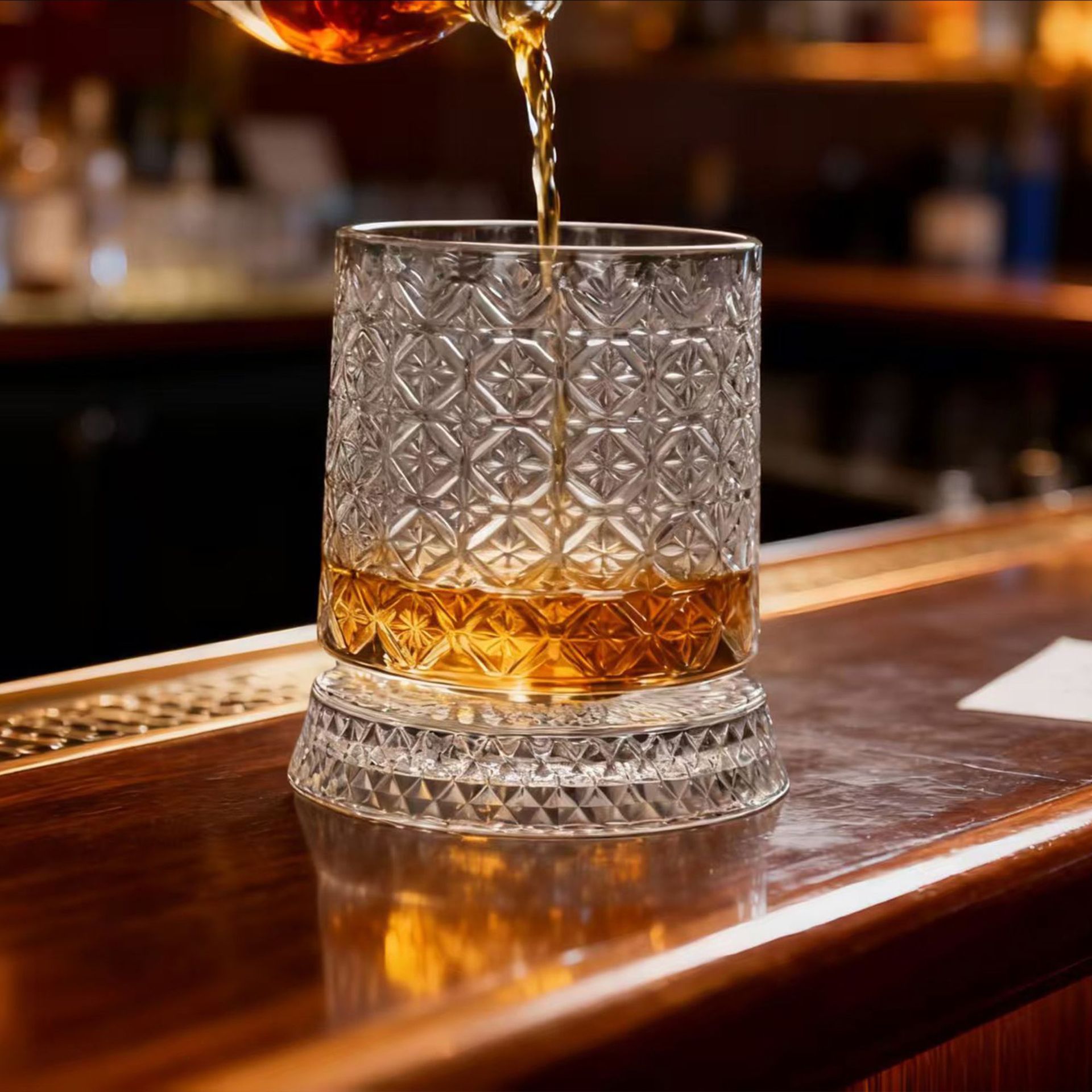 旋转威士忌酒杯新款高级感不倒翁啤酒杯解压白兰地洋酒杯CL