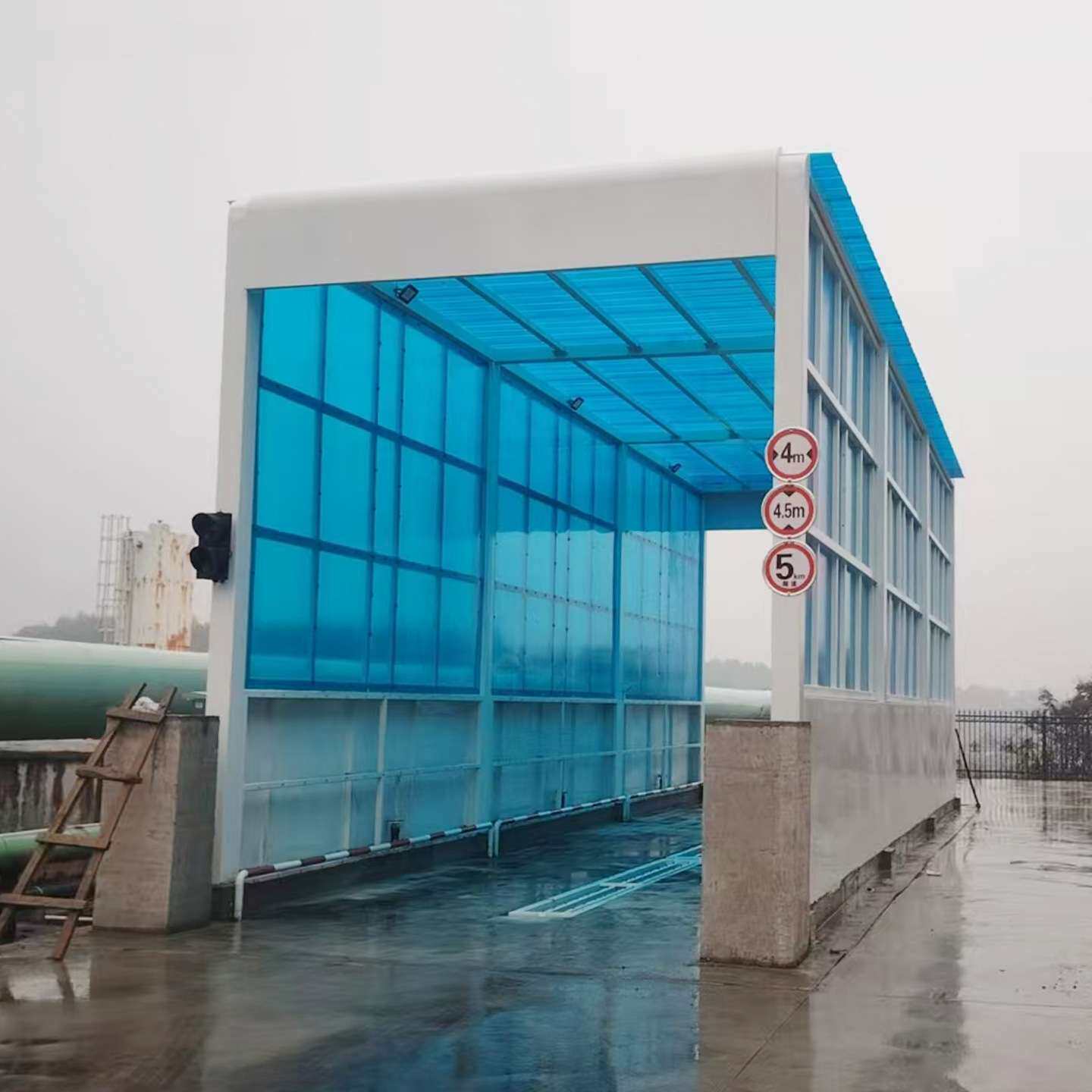 钢铁厂使用龙门洗车机 红外线感应系统启动直喷出水方式洗车装置