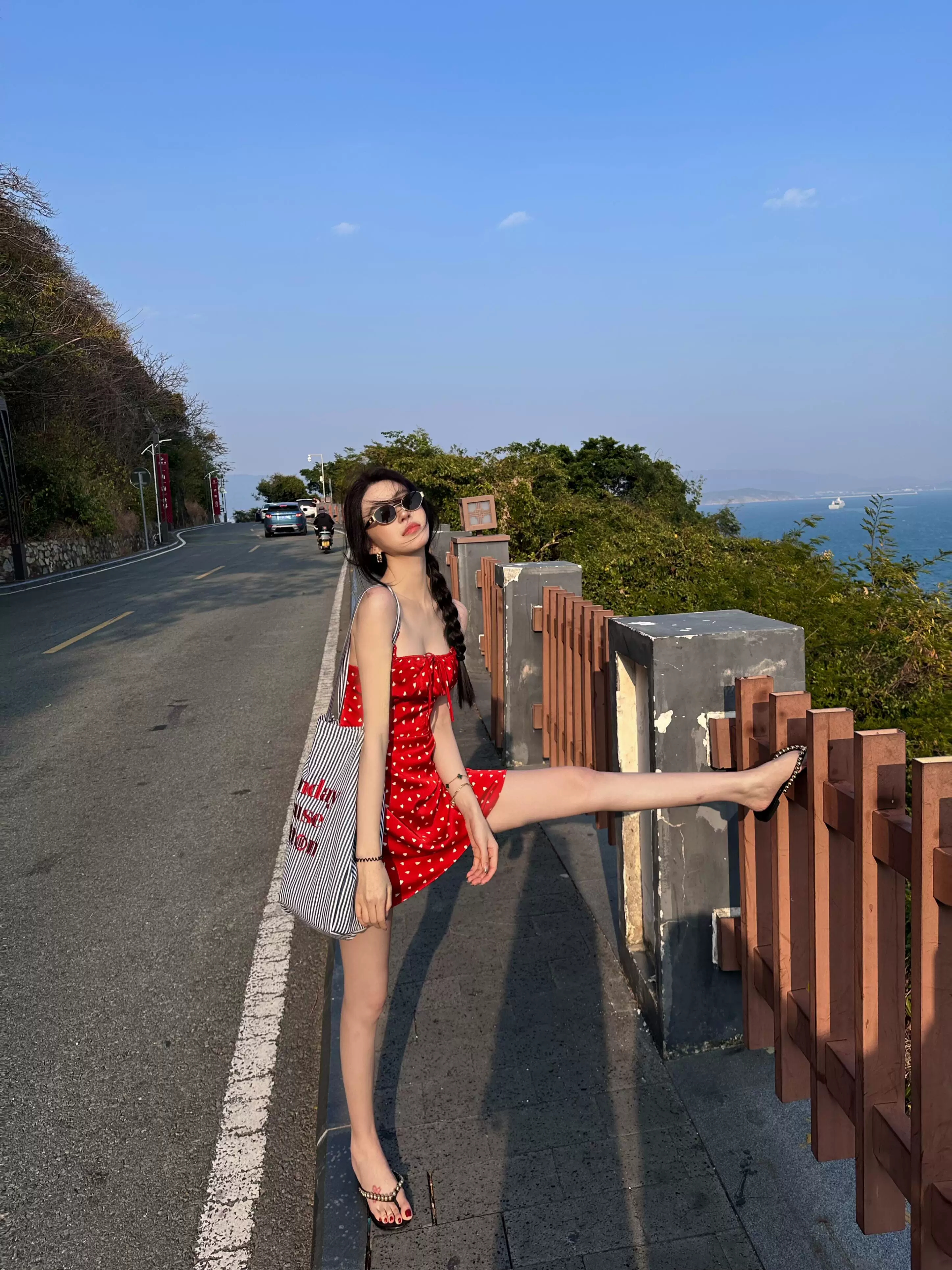 三亚巴厘岛度假穿搭沙滩裙女海边氛围感红色吊带连衣裙显瘦小个子