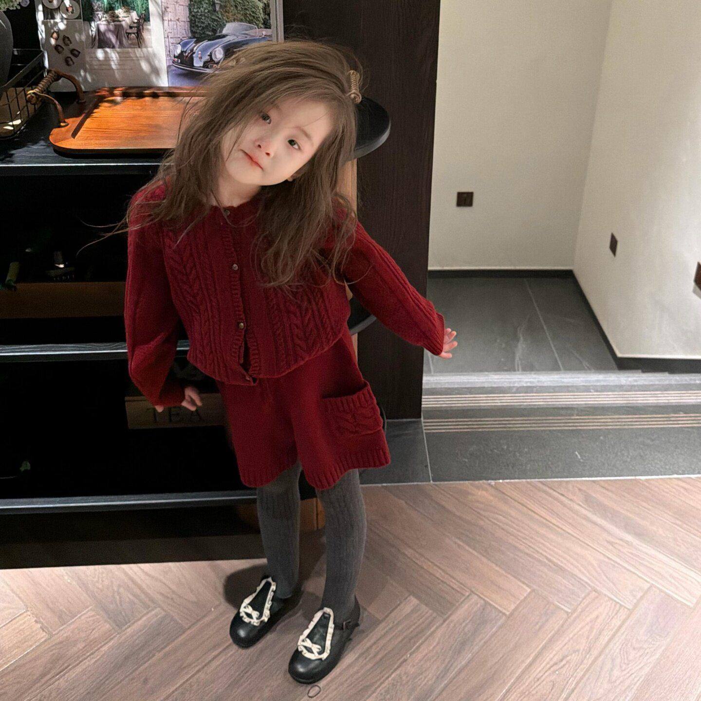 2025秋冬季新款童装女童新年拜年服红色麻花针织开衫毛衣短裤套装