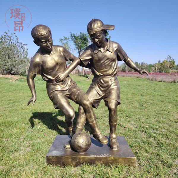小男孩踢足球玻璃钢雕塑仿铜小孩踢球雕像户外运动人物少年古铜像