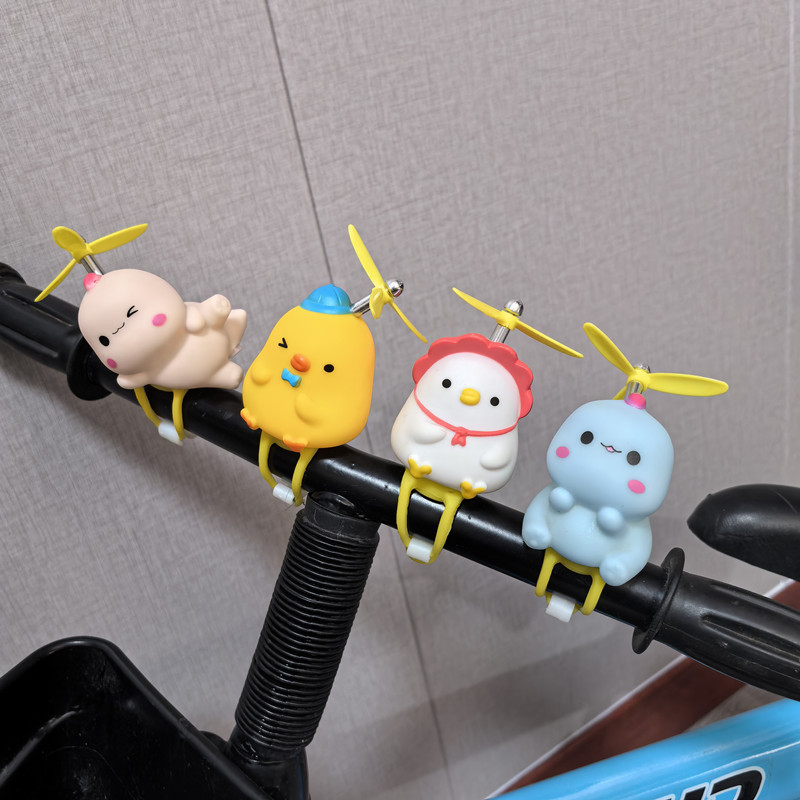电动车摆件创意可爱小鸡风车竹蜻蜓可发光自行车载电动摩托装饰品