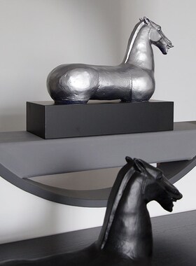 新中式极简复古银黑白雕塑卧马摆件客厅玄关酒店艺术软装饰品大号