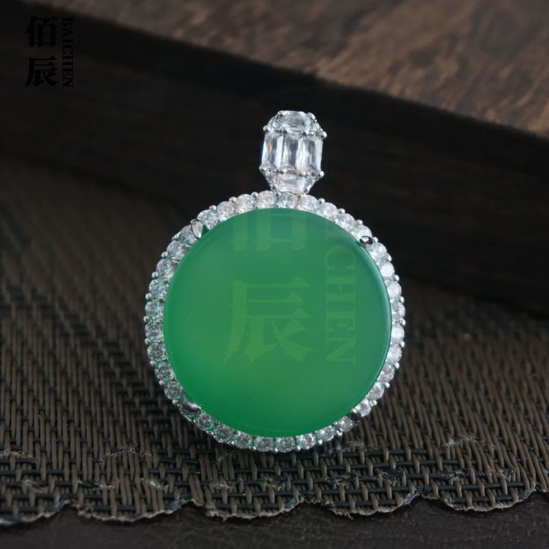 绿玉髓圆形无事牌吊坠天然玛瑙满钻镶嵌圆饼平替正阳绿翡翠镶嵌