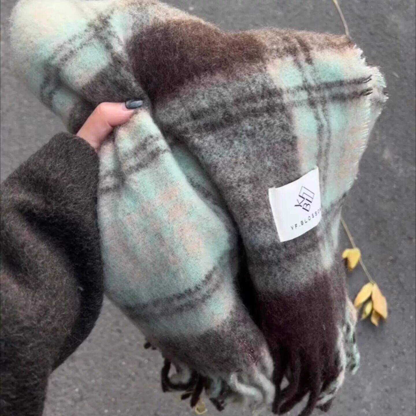 薄荷绿色围巾秋冬季女韩系氛围感毛绒加厚保暖送女生披肩2025新款