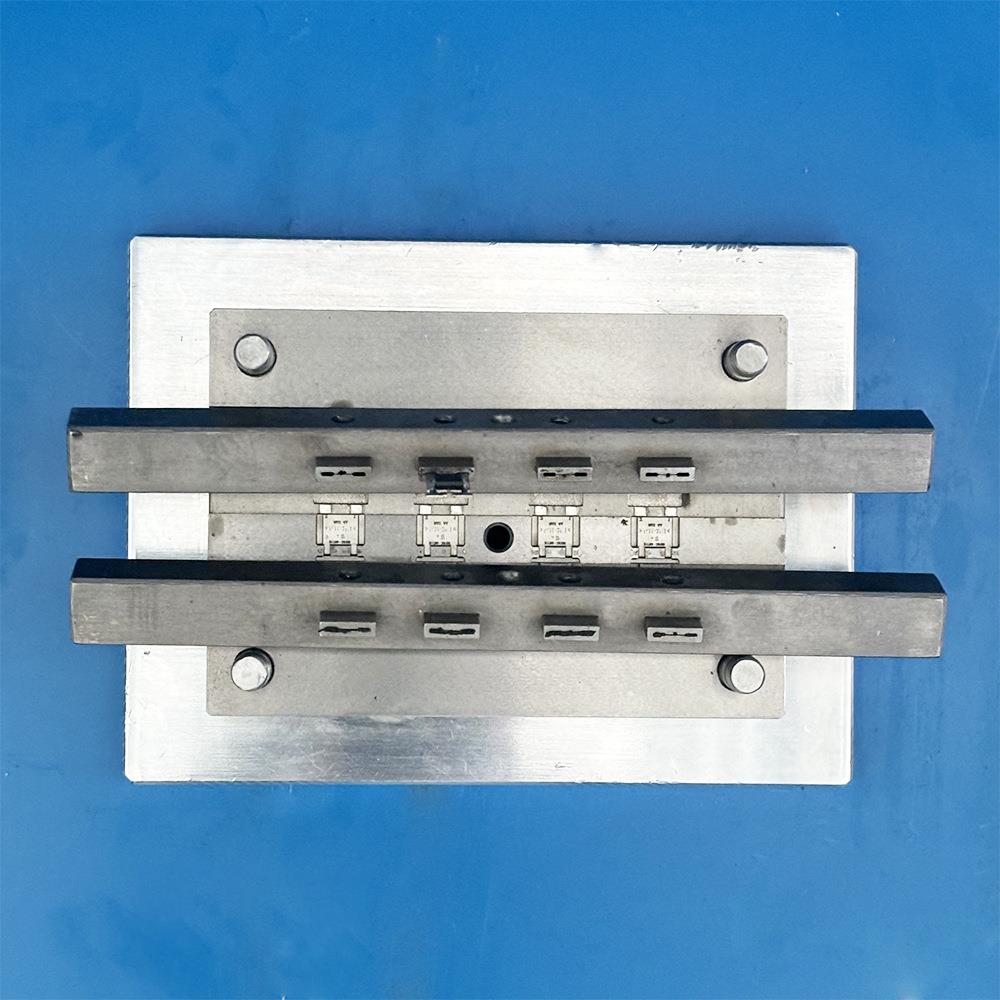 源头工厂 插头模具 五金包胶模具 立式模具 接插件端子包胶模