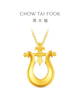 【节日礼物】周大福马年生肖十字鸢尾翅膀马蹄扣黄金吊坠EOF2073