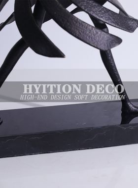 现代极简轻奢黑色金属人物雕塑摆件客厅玄关样板房售楼处软装饰品