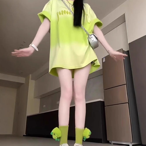 多巴胺穿搭长款绿色短袖