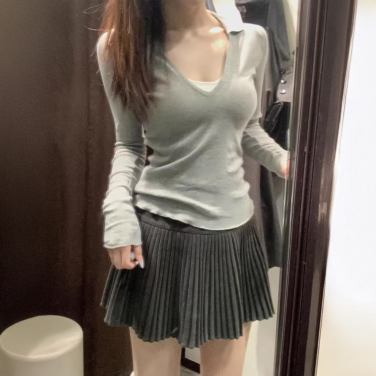 深灰色百褶裙女秋季2025年