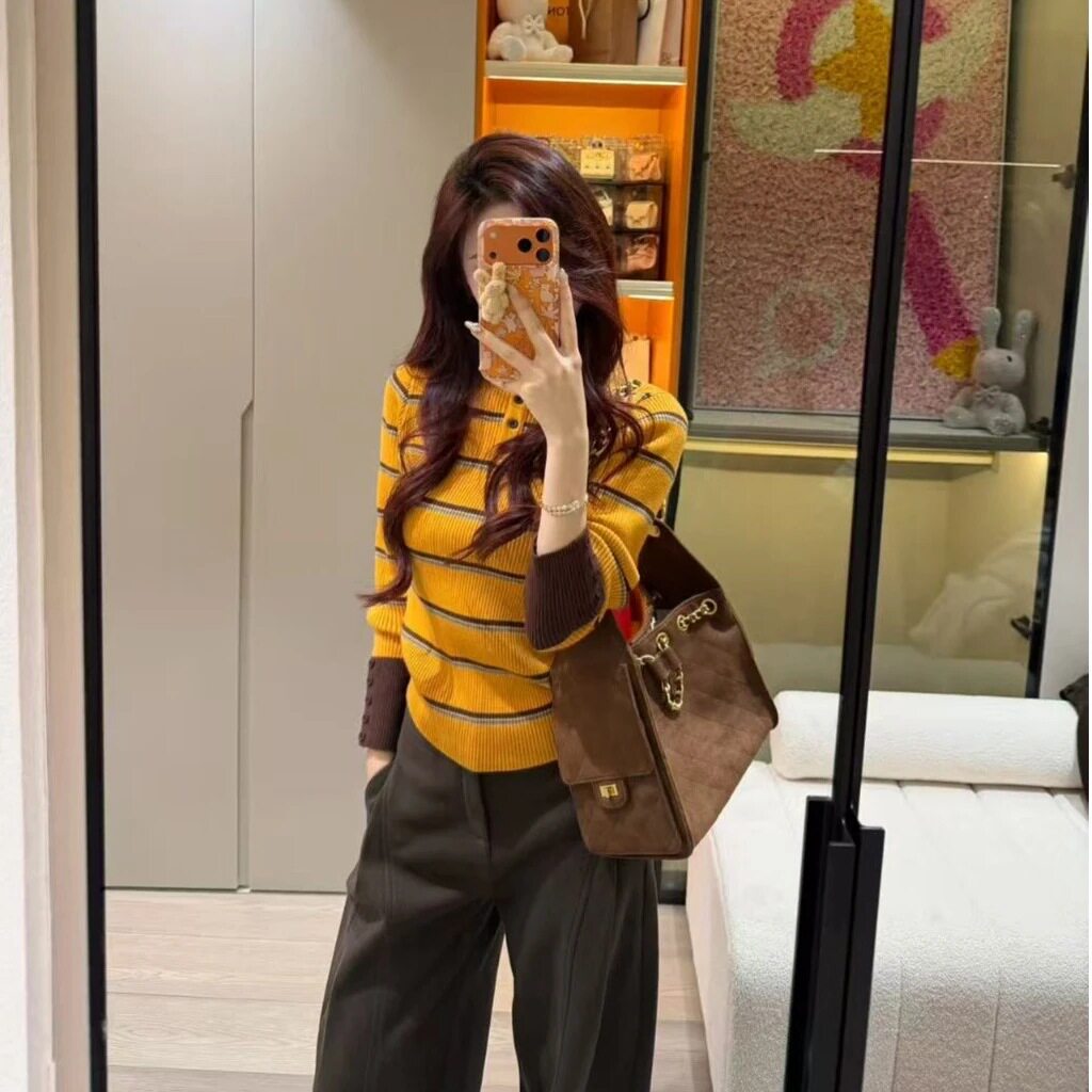 设计感纽扣半高领条纹打底上衣女秋冬新款撞色别致针织衫修身毛衣