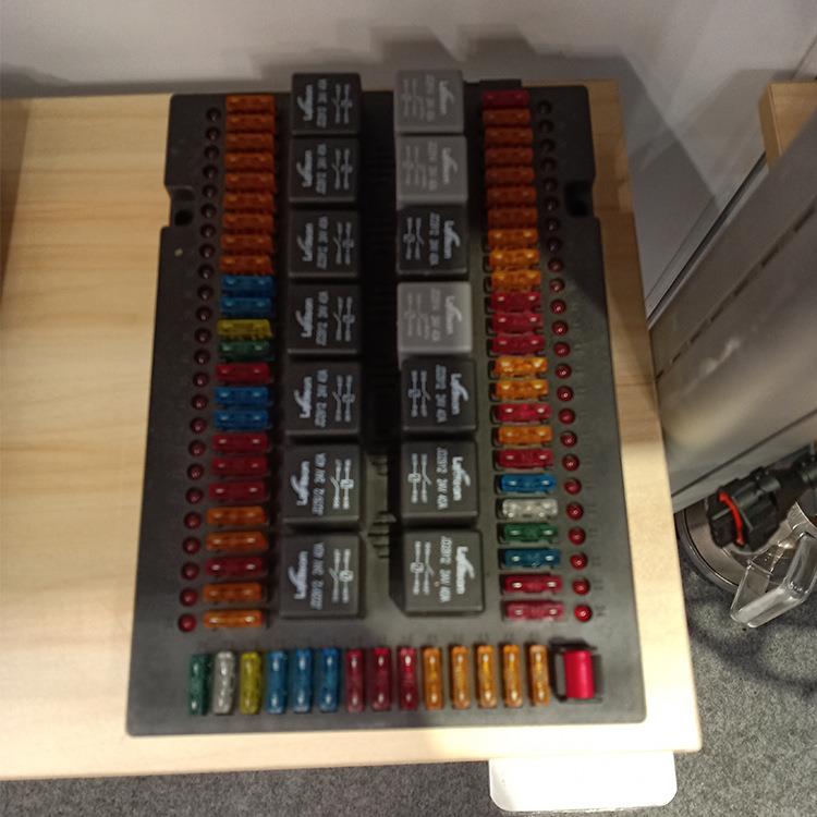 工厂直供各类中央控制盒设计制造多款模具中央控制盒直供智能插头