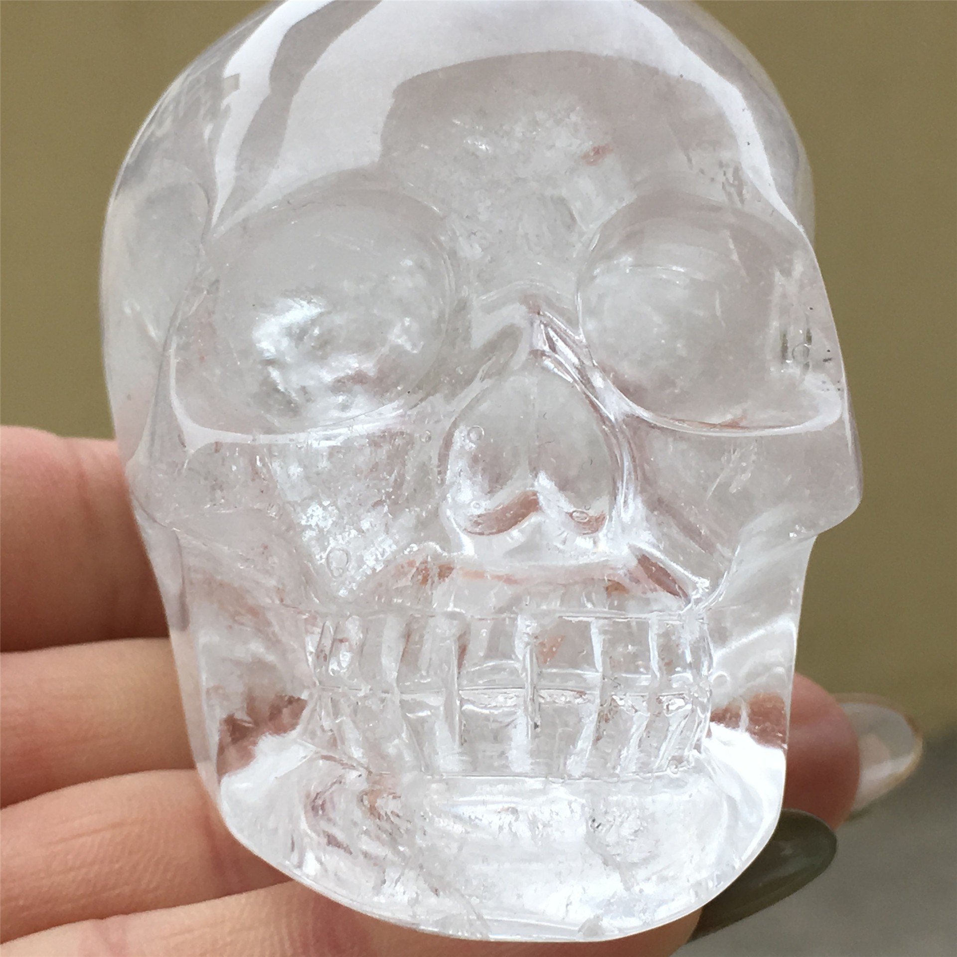 厂家直销4寸天然水晶原石纯手工雕刻白水晶头骨家居装饰摆件