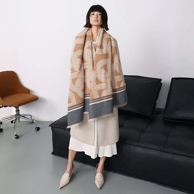 欧美风秋冬季新款几何披肩气质仿羊绒围巾女双面印花保暖外搭围脖