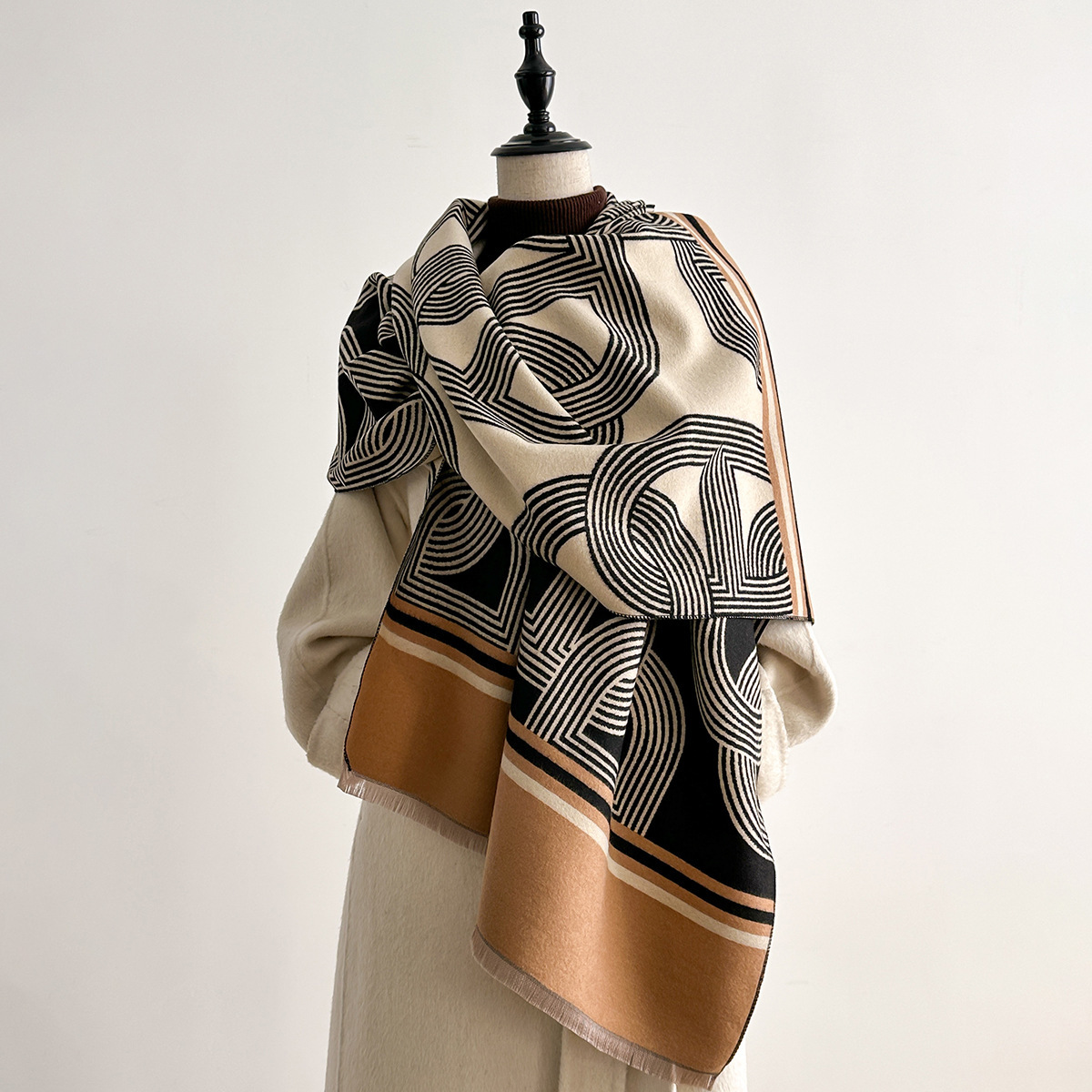 2025新款高级感披肩外搭女士欧美轻奢字母仿羊绒围巾秋冬保暖围脖