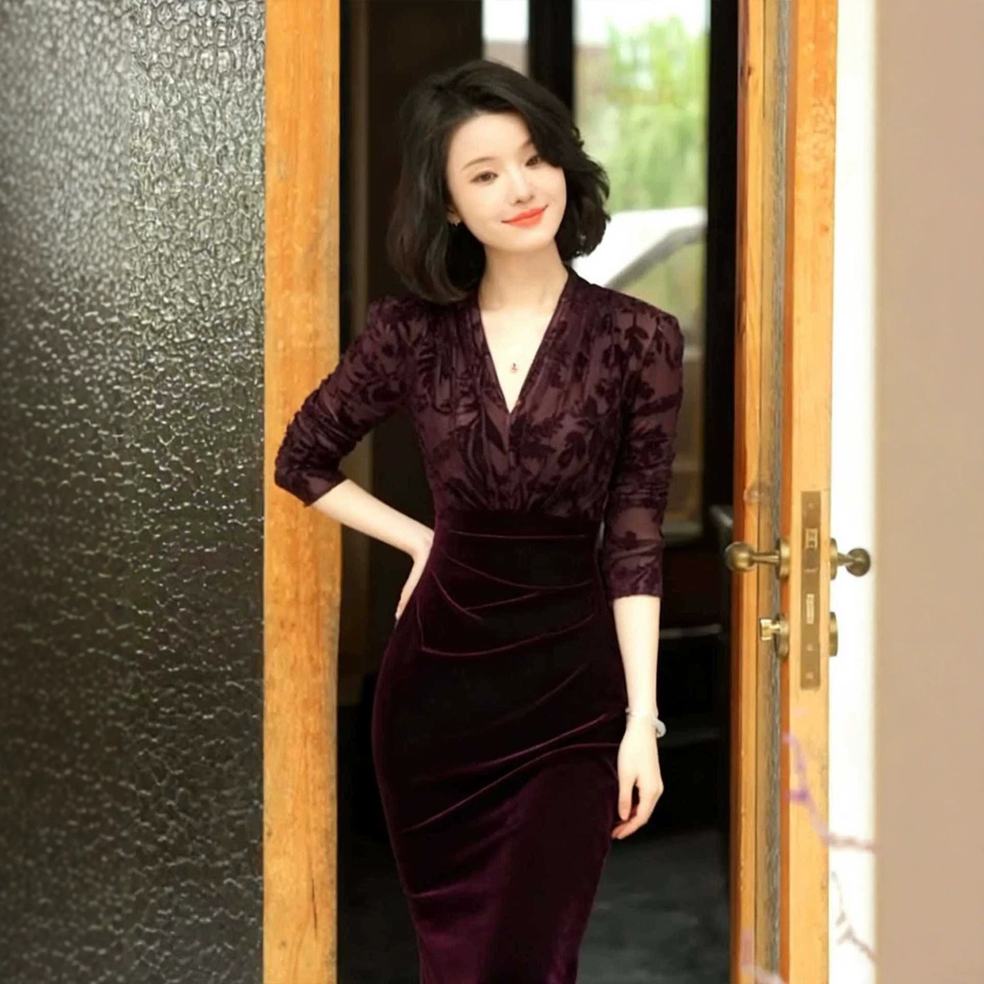 秋季新款法式气质通勤御姐绝美裙子高级感重要场合紫色丝绒连衣裙