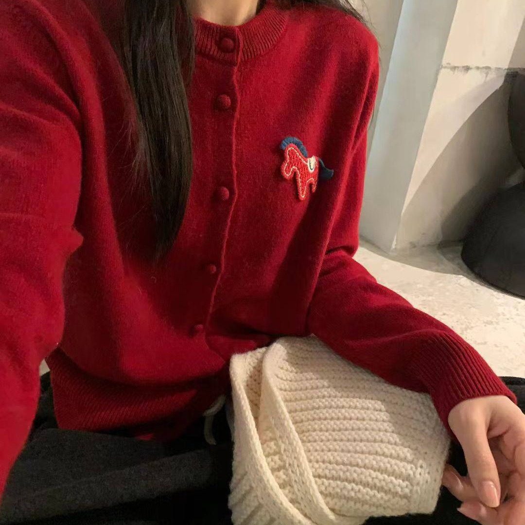 2025冬装新款贴布小马圆领包扣羊毛毛衣,女装/女士精品,毛针织衫,淘宝优惠券,粉丝福利购,淘宝优惠卷