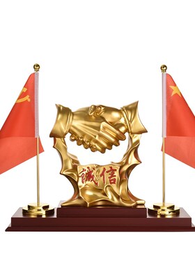 诚信共赢红旗握手摆件董事长老板办公室桌面创意开业轻奢高档礼品