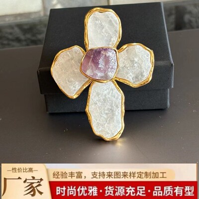 Robert goossens设计天然石不规则大冰糖胸针，高端优雅