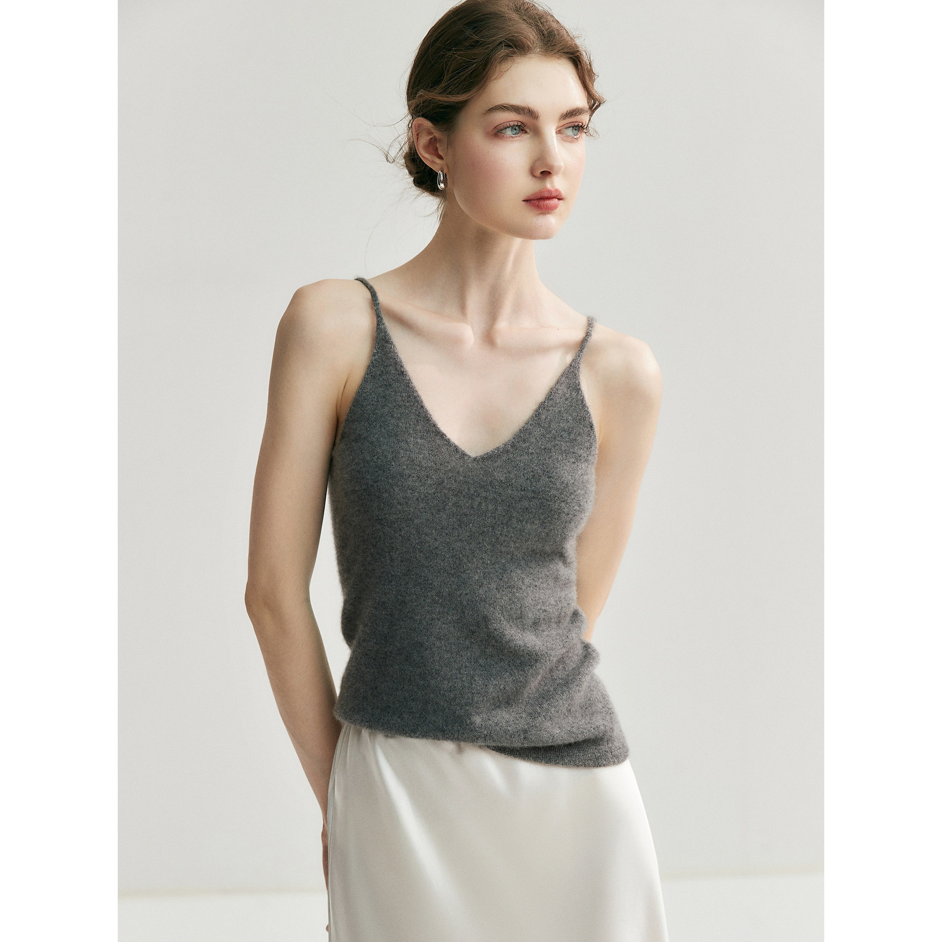 法式灰色v领细肩带吊带背心女夏外穿高级感修身内搭打底无袖上衣