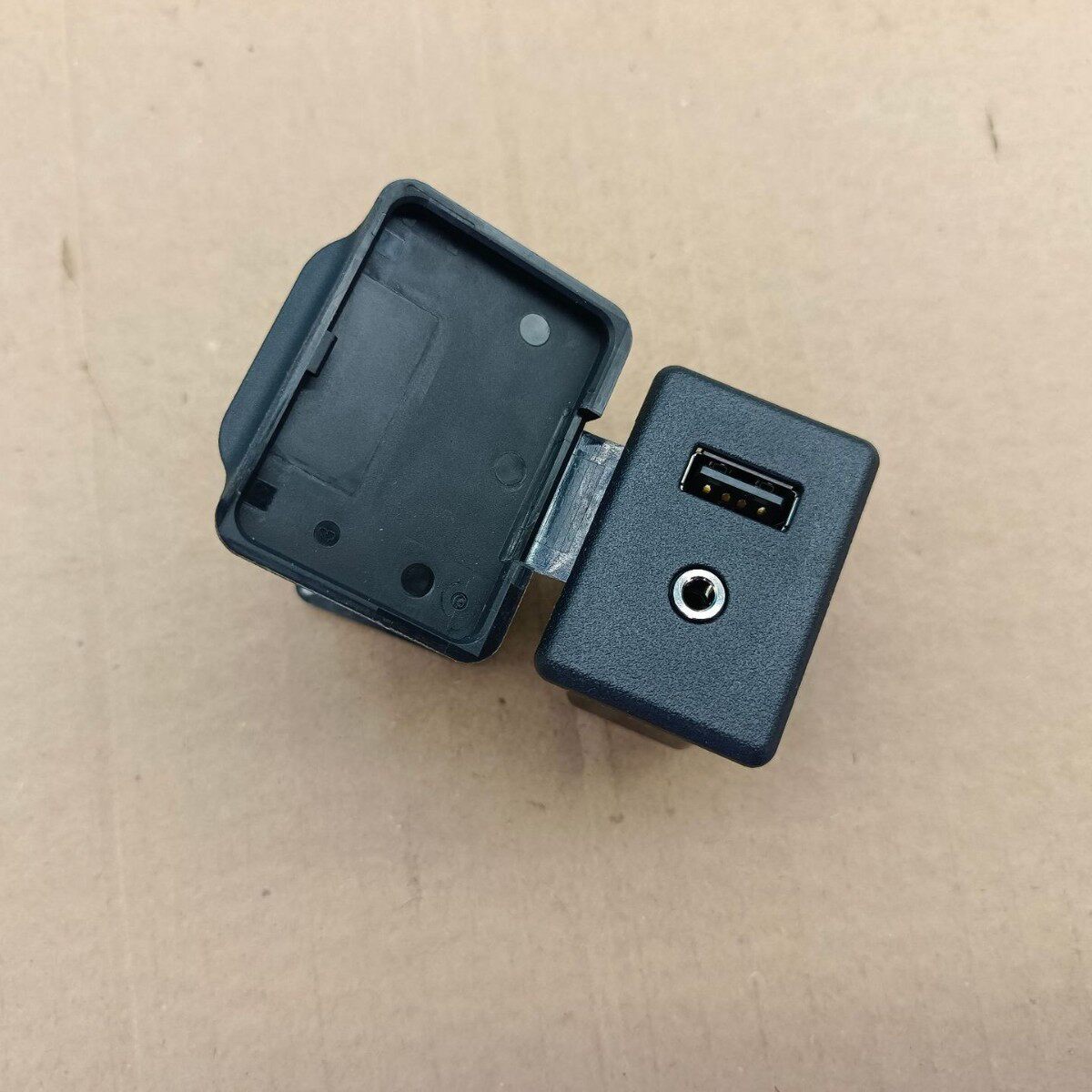 28023-9KF1A适用于2015-17 日产 USB接口AUX插座适配器 音频接口