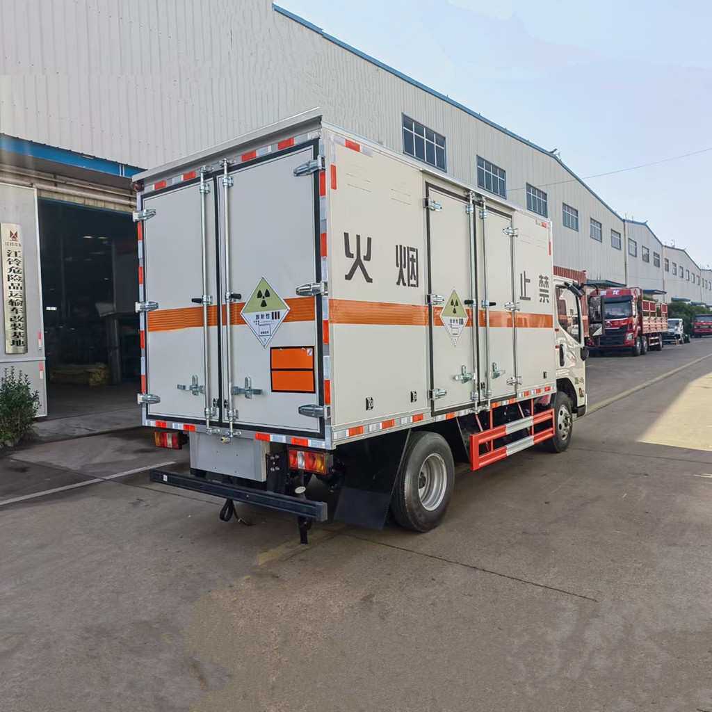 江铃凯运4.2米毒性及感染性物品运输车 7类危险品车 带铅箱运输车