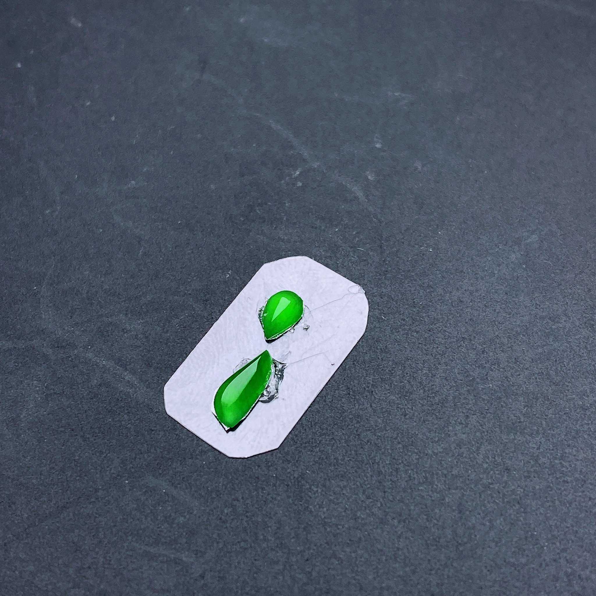 缅甸天然翡翠a货冰阳绿随形裸石fxj尺寸：10-3.1-2.2mm