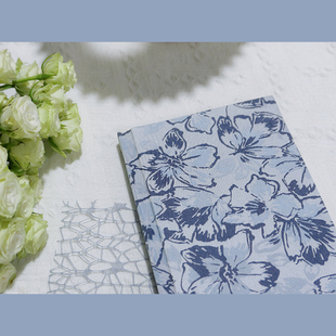 躲在耳里冰昙气质莫奈蓝暗纹重工刺绣工作日记笔记本A5硬面本