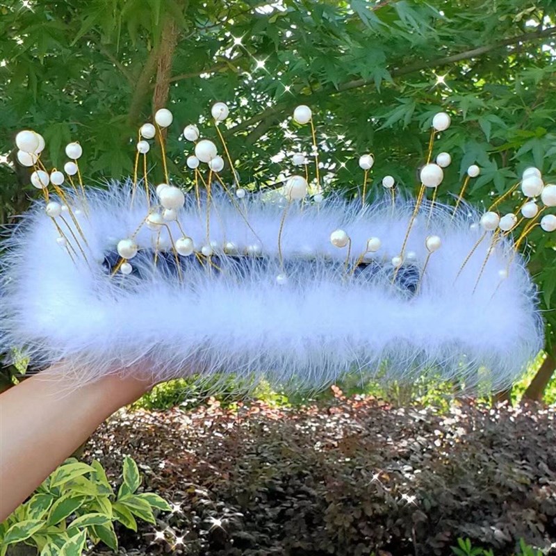 创意羽毛汽车防滑垫仪表台中控台置物垫车载M摆件可爱绒毛汽车饰