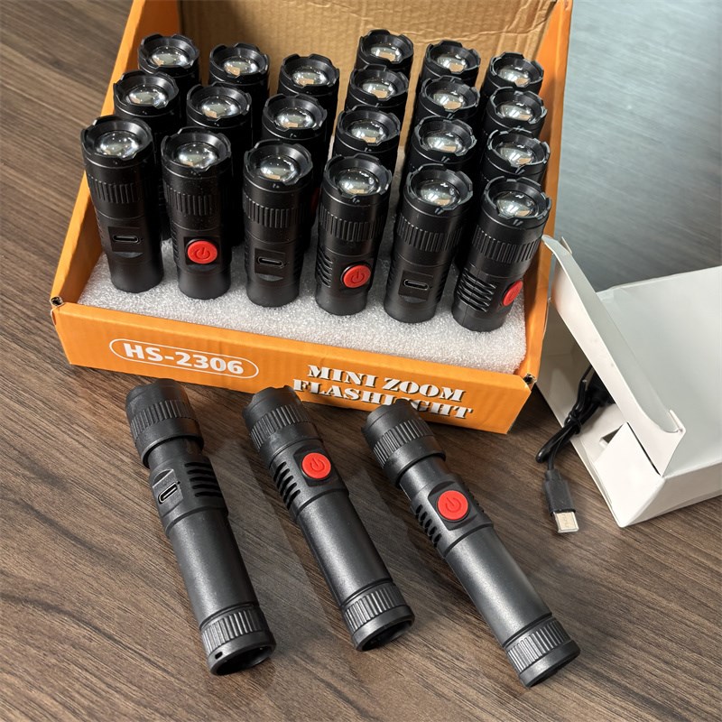 仅有32g!小才大用p!家用应急伸缩变焦户外强光充电式高亮手电筒