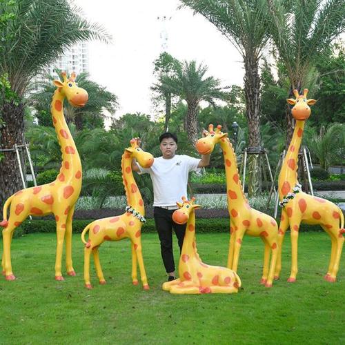 户外玻璃钢雕塑卡通动物长颈鹿摆件商场幼儿园林景观发光装饰小品
