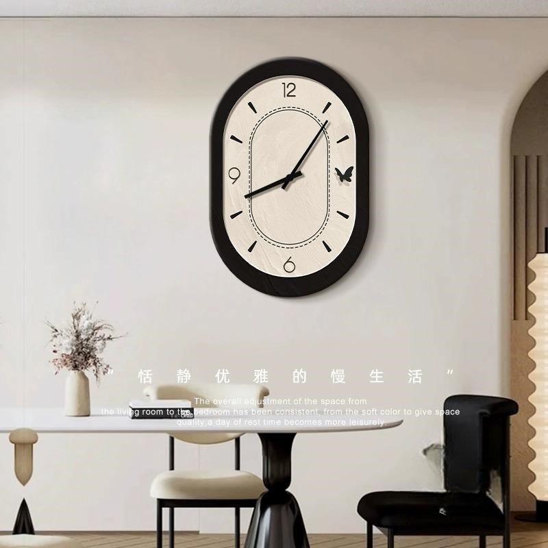 2025新款法式中古风r客厅挂钟极简壁挂时钟灯网红家用静音创意钟