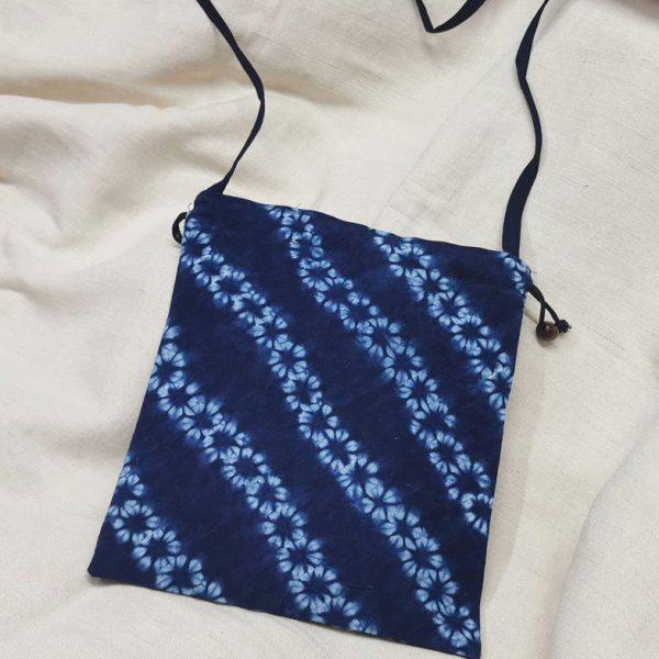 23年大理白族扎染布艺花朵斜挎小包女式演出道具逛街蓝染色布包,特色手工艺,白族扎染,淘宝优惠券,粉丝福利购,淘宝优惠卷