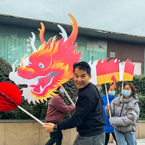 创意舞儿道具企业年会幼龙园表演节春龙年目节拍照打卡点背景kt板