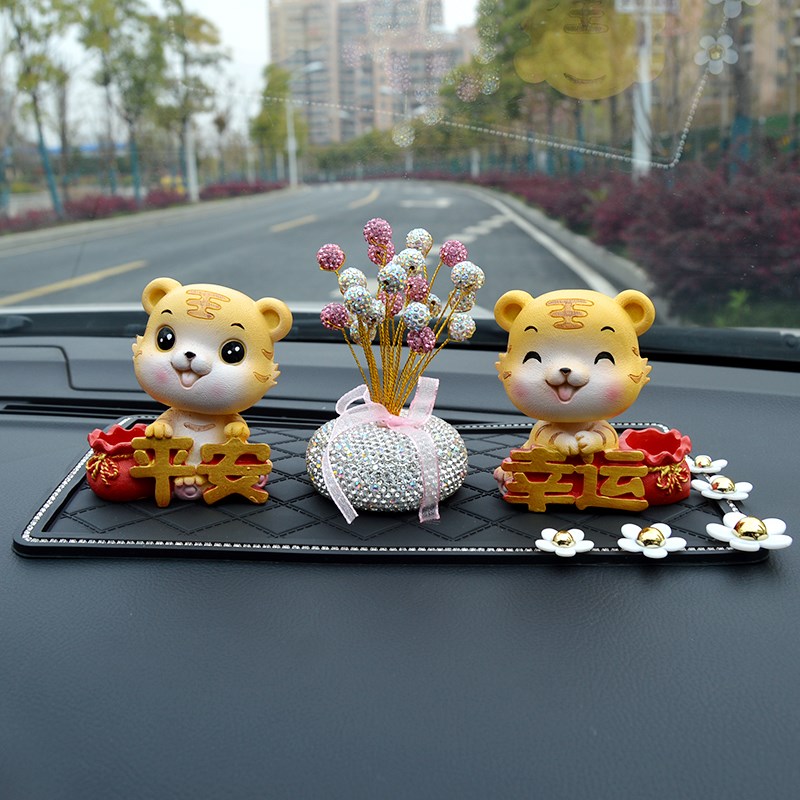 汽车内饰品摆件创意可爱摇头小老虎公G仔高档车载中控台上装饰用