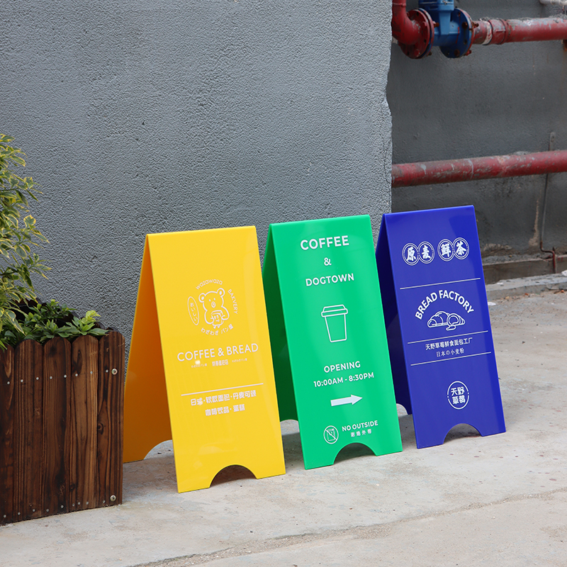 创意马卡龙色三角立式广告牌 定制亚克力门口落地移动招牌展示架