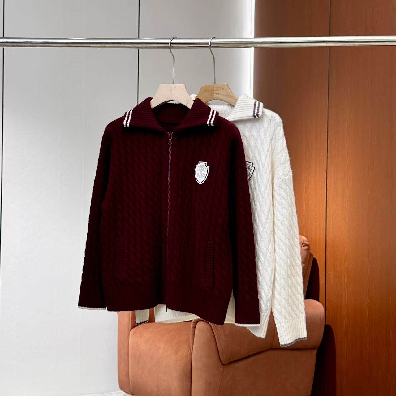 【妍妍粉丝专享】2025新款V领粗绞花针织毛衣ONSM245105560